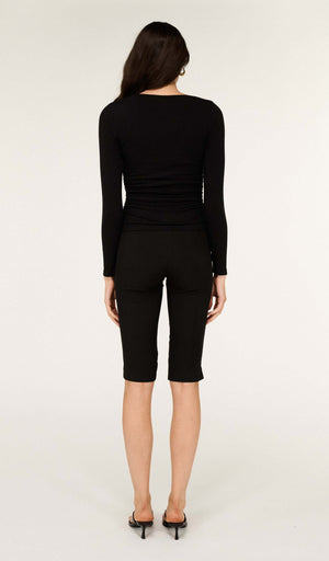 Mid Rise Capri Pants in Black