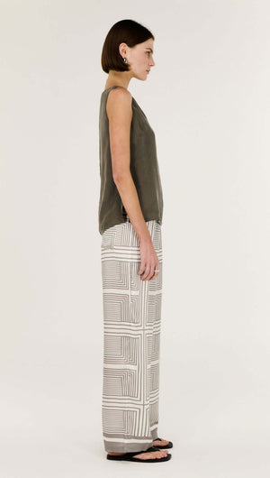 Model wearing Geometric Print Relaxed Wide-Leg Low Rise Pant with a sleeveless top, showcasing a side view.