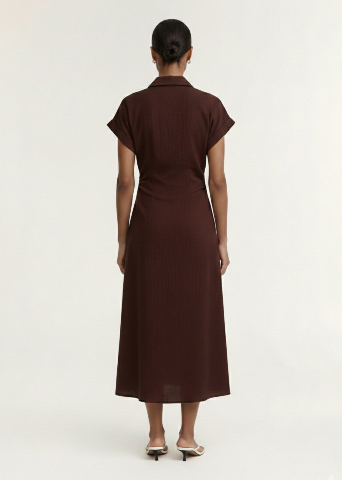 Back view of the Chocolate Linen Blend Collared Midi Dress with a lightweight woven fabrication and a collared V-neckline.