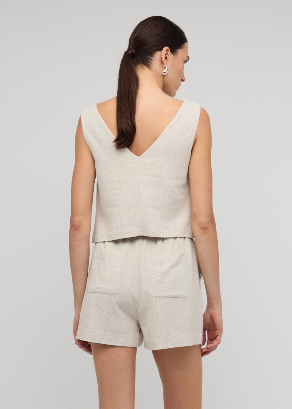 Back view of the Natural Marle Relaxed Linen Shorts, showing side and back pockets.